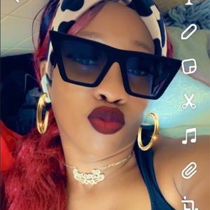 Meet your Posher, Dominique